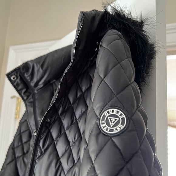 Guess diamond quilted black jacket w belt and hood. - Picture 2 of 9